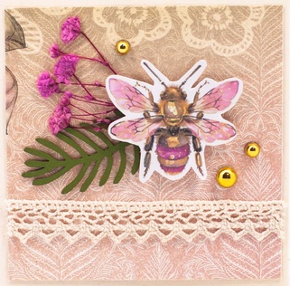 Т086 Открытка ручной работы 8х8 см (Букетная) - Шмель